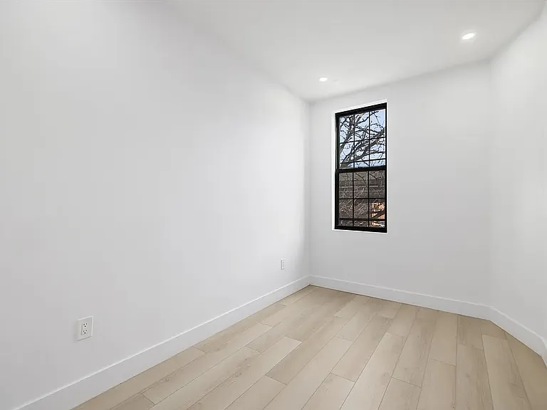 549 Meeker Ave #2R — Photo 4