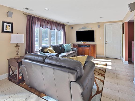 3rd image of 9 Maryland Dr