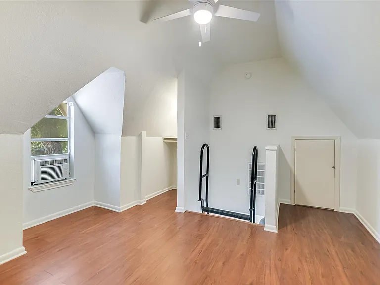 1110 W 22nd St #16 — Photo 3