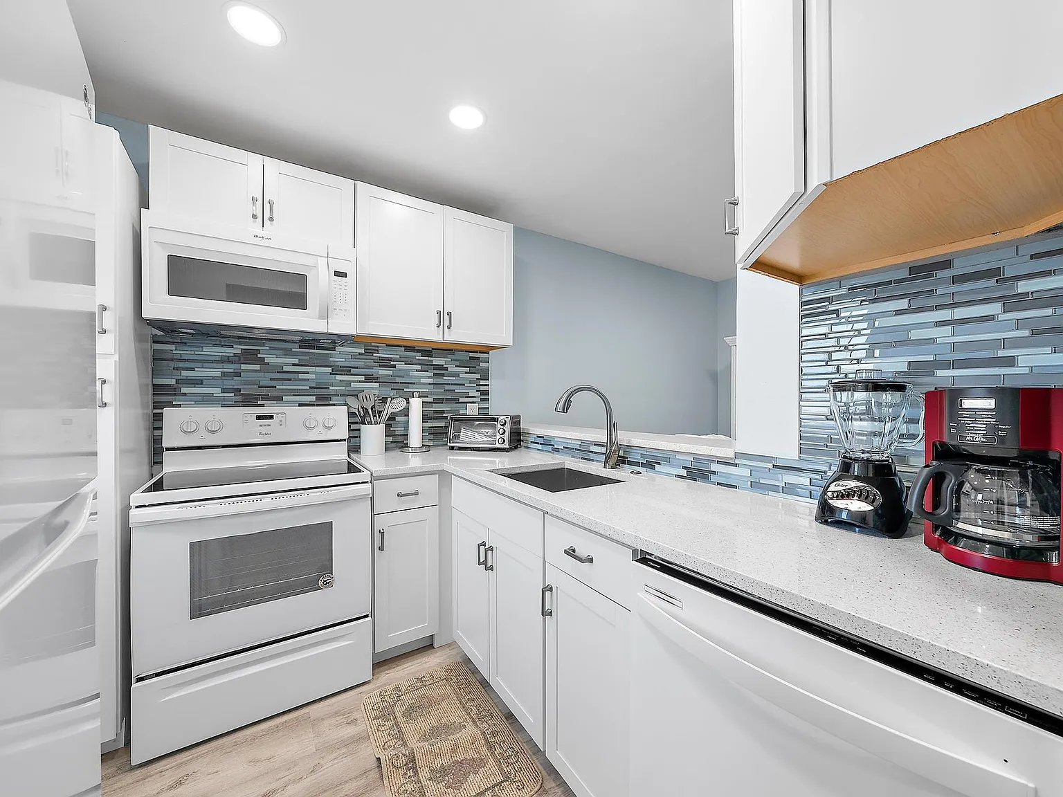 1 bed, 1.0 bath, 595 sqft, $3,200 — Photo 3