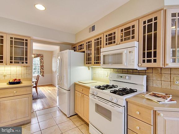 4th image of 11616 Bedfordshire Ave