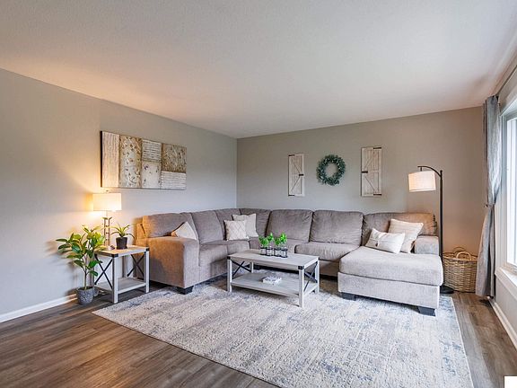 4th image of 4821 S 52nd St