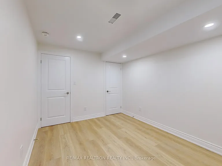 19 Macpherson St #BASEMENT — Photo 8