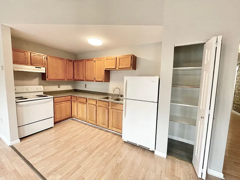 1718-34 E Lafayette Pl — Photo 32