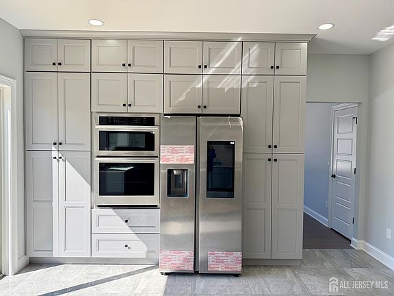 3rd image of 40 Foyer St