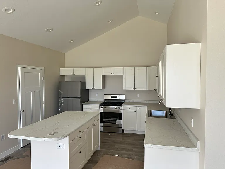 2018 Maple St — Photo 2