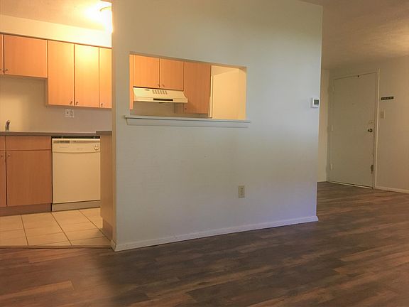 3rd image of 3000 Garden Apartment Dr APT 11