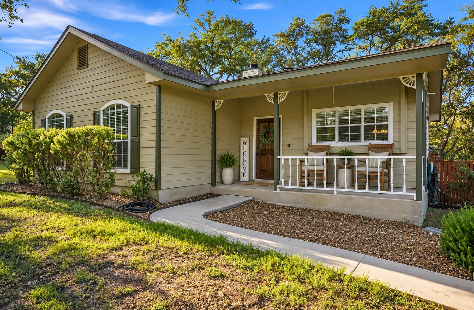 3 bed, 1438 sqft, $2,350 — Photo 1