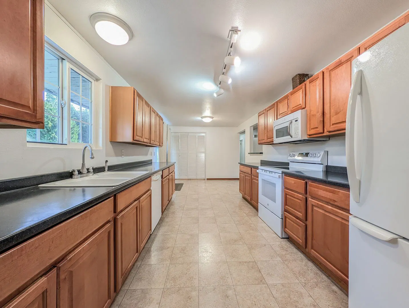 **Move-In Special**Spacious Single-Level Rambler with Fenced Yard, Bonus Room & Garage! — Photo 4