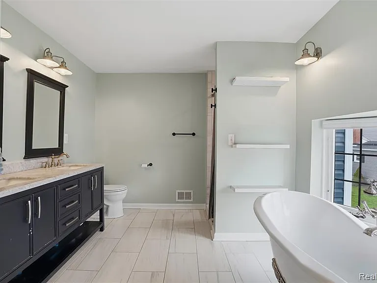 2299 Kingston St — Photo 22