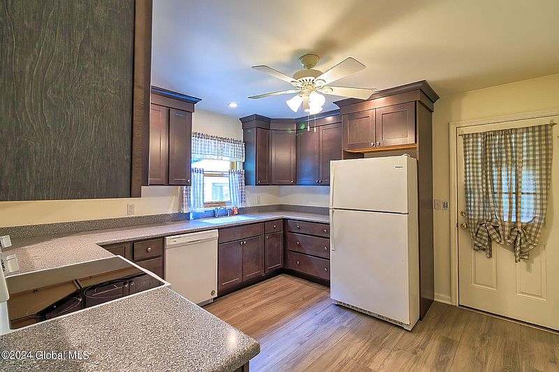 3rd image of 15 Woodcrest Drive