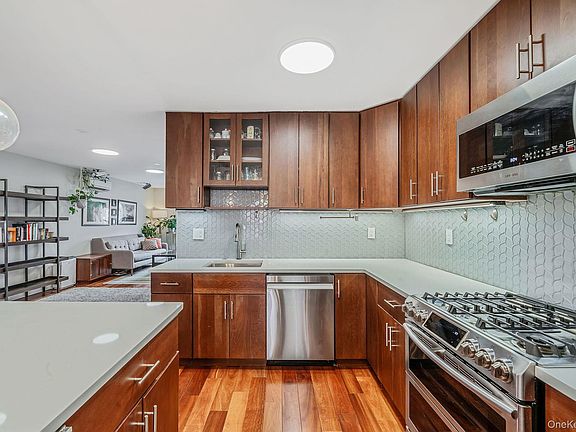 5th image of 682 Lexington Avenue