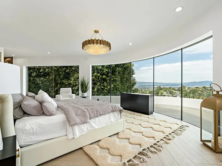 15105 Mulholland Dr — Photo 35
