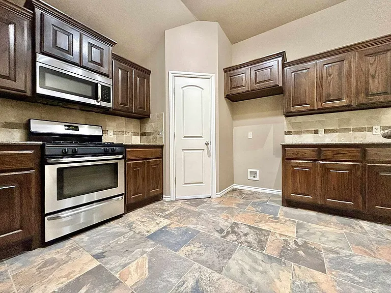 2222 Brook Dr — Photo 7