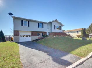 1411 Seville Dr, Slatington, PA 18080