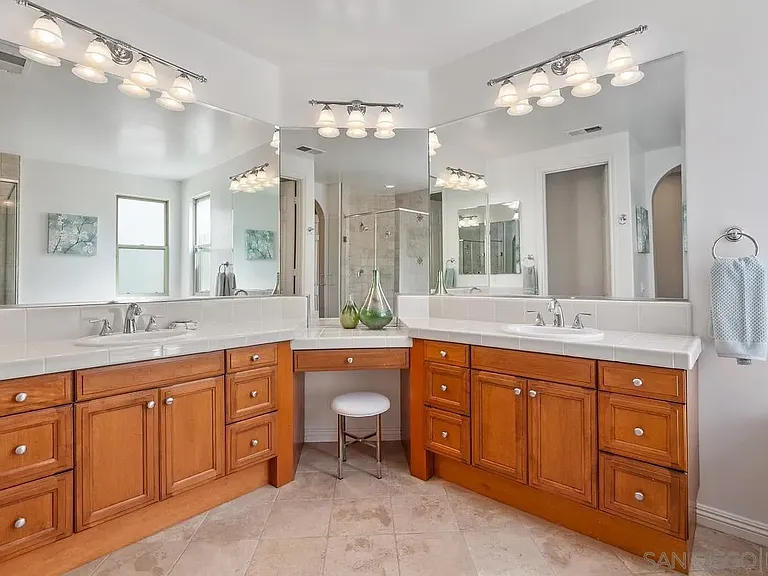 2759 E Bainbridge Rd — Photo 34