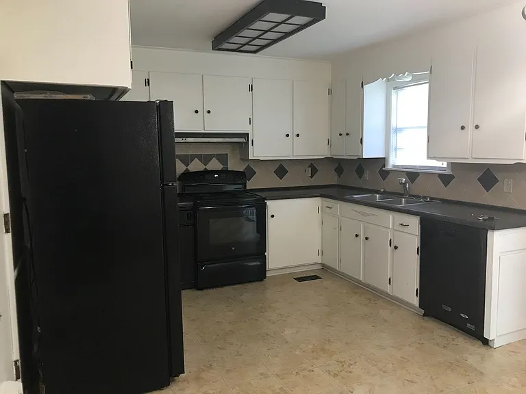 1115 E 48th Pl — Photo 4