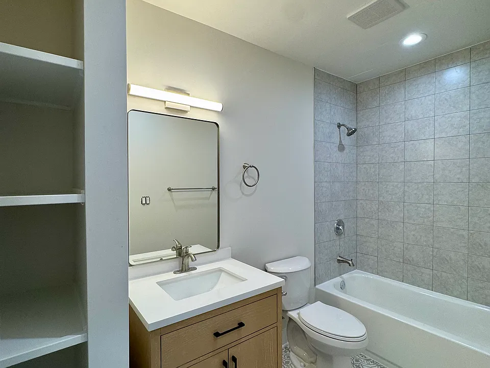 Bathtub bathroom