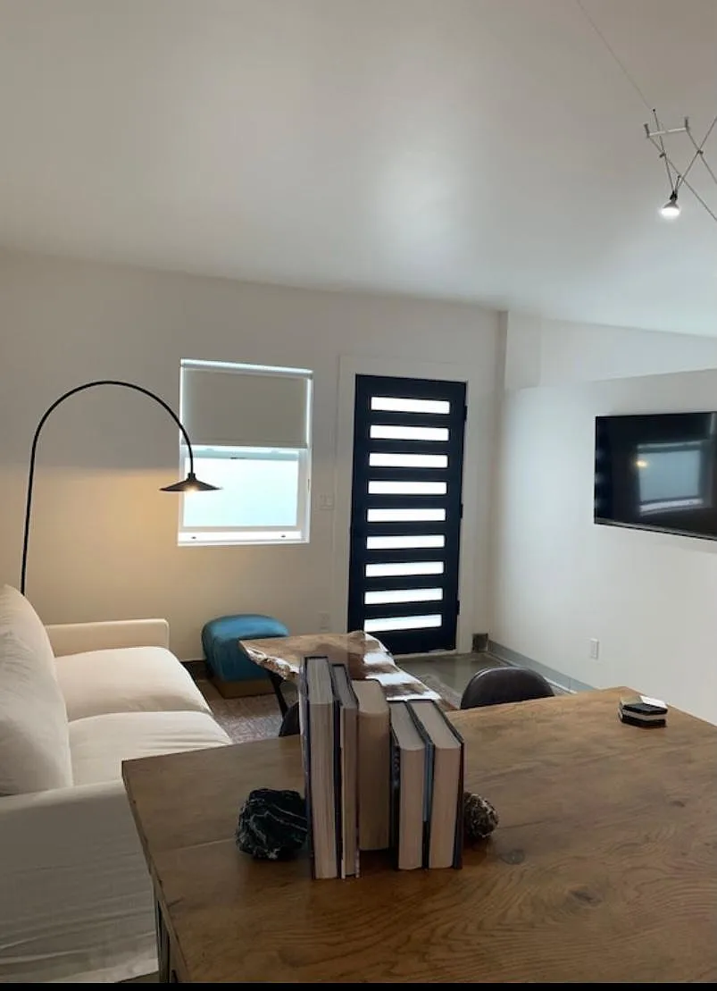 24133 Kittridge St — Photo 3