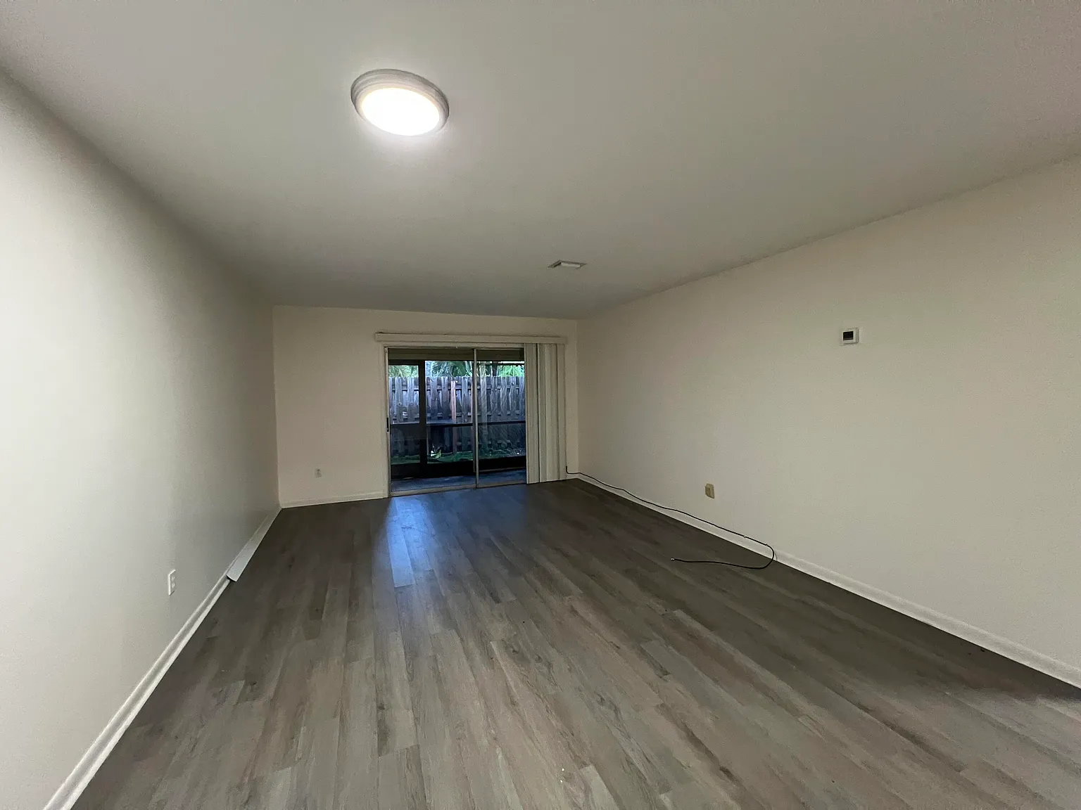 2 bed, 1.0 bath, 5624 sqft, $2,400 — Photo 4