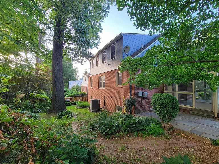9216 Mintwood St — Photo 18