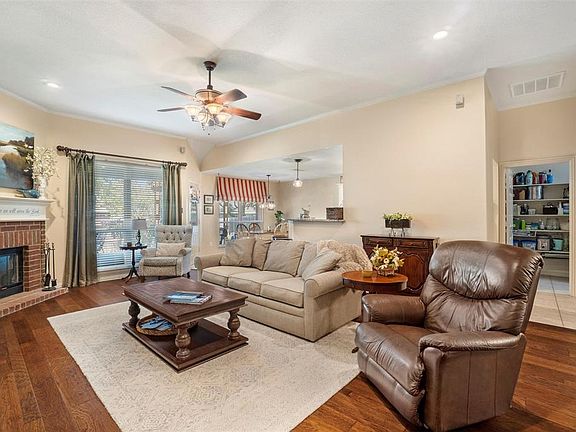 4th image of 4703 Bluebird Ln