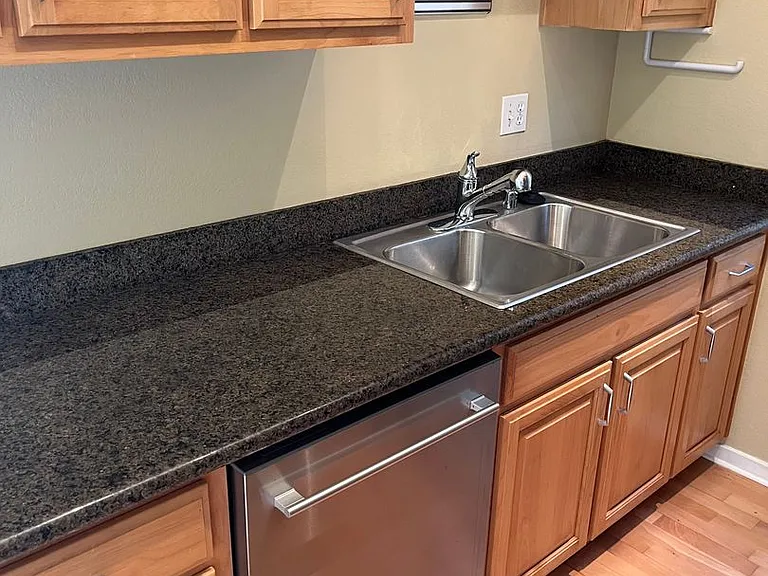 213 Lakeshore Ct — Photo 7