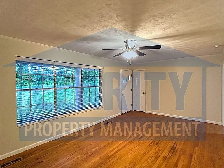 809 Dockery Ln SE — Photo 4