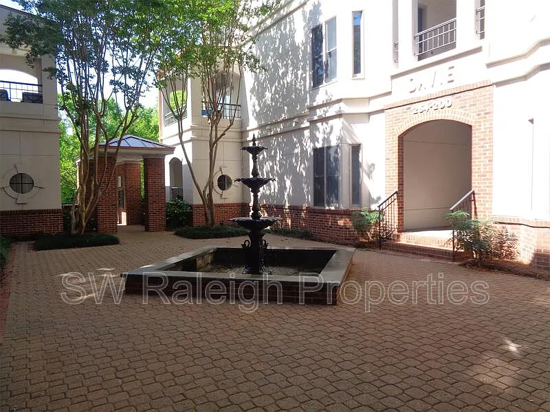 Founders Row — Photo 3