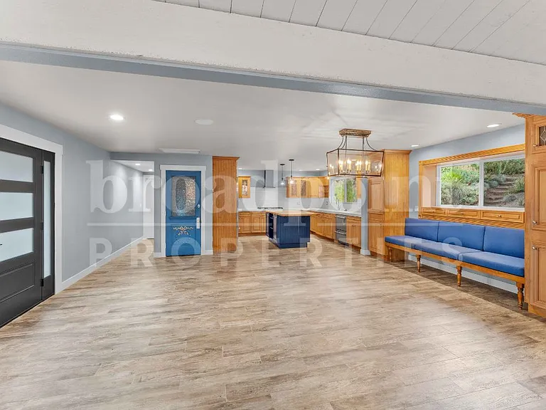 2113 Sleepy Hollow Rd — Photo 3