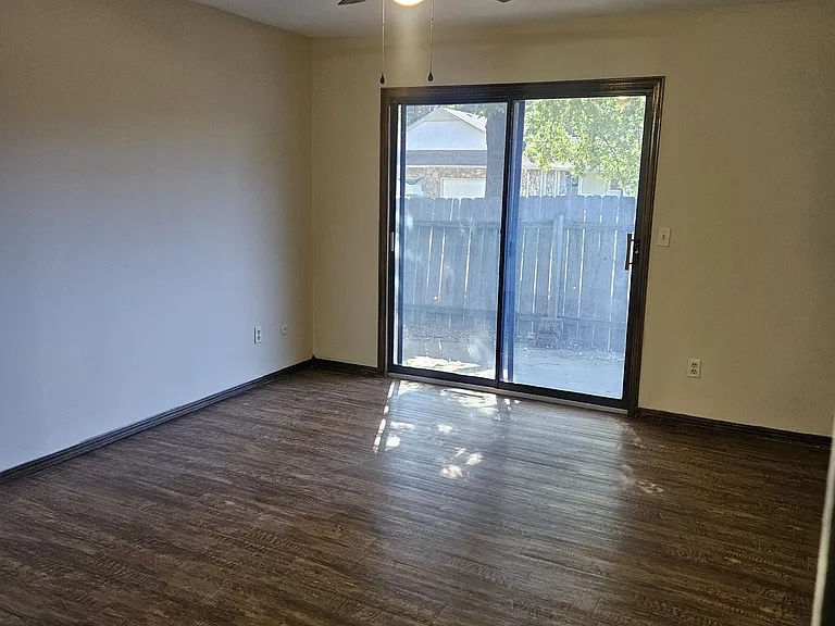 1500 E Tanglewood Rd — Photo 7