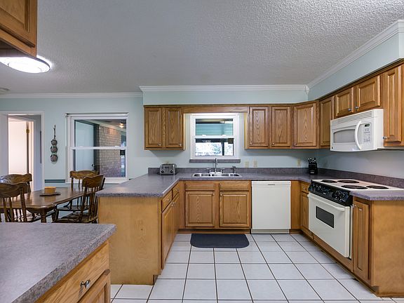 3rd image of 2160 Lake Shore Blvd