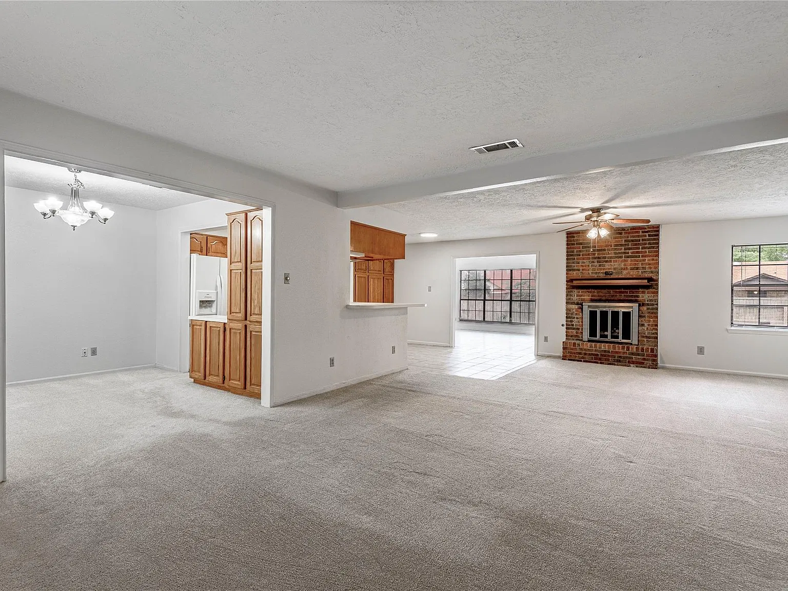 3 bed, 2.5 bath, 2044 sqft, $1,750 — Photo 3