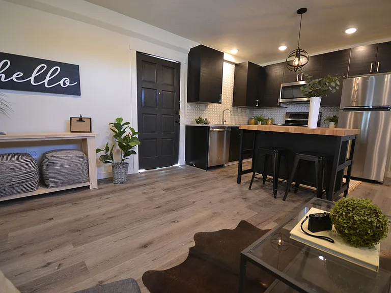 560 SW Paiute St #B — Photo 5