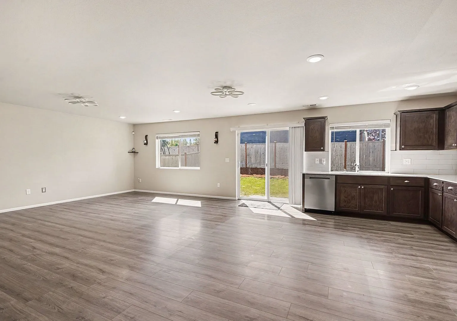 Spacious 5-Bedroom Home with Bonus Loft in Daisy Crossing! $3,300!! — Photo 3