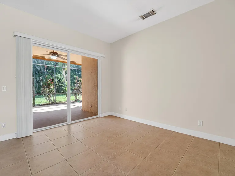 854 SW Saint Tropez Ct — Photo 9