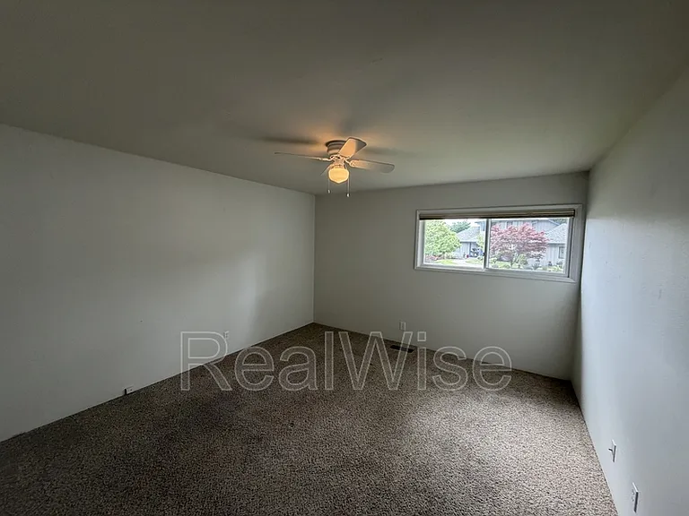 710 NW Midland Ave — Photo 33