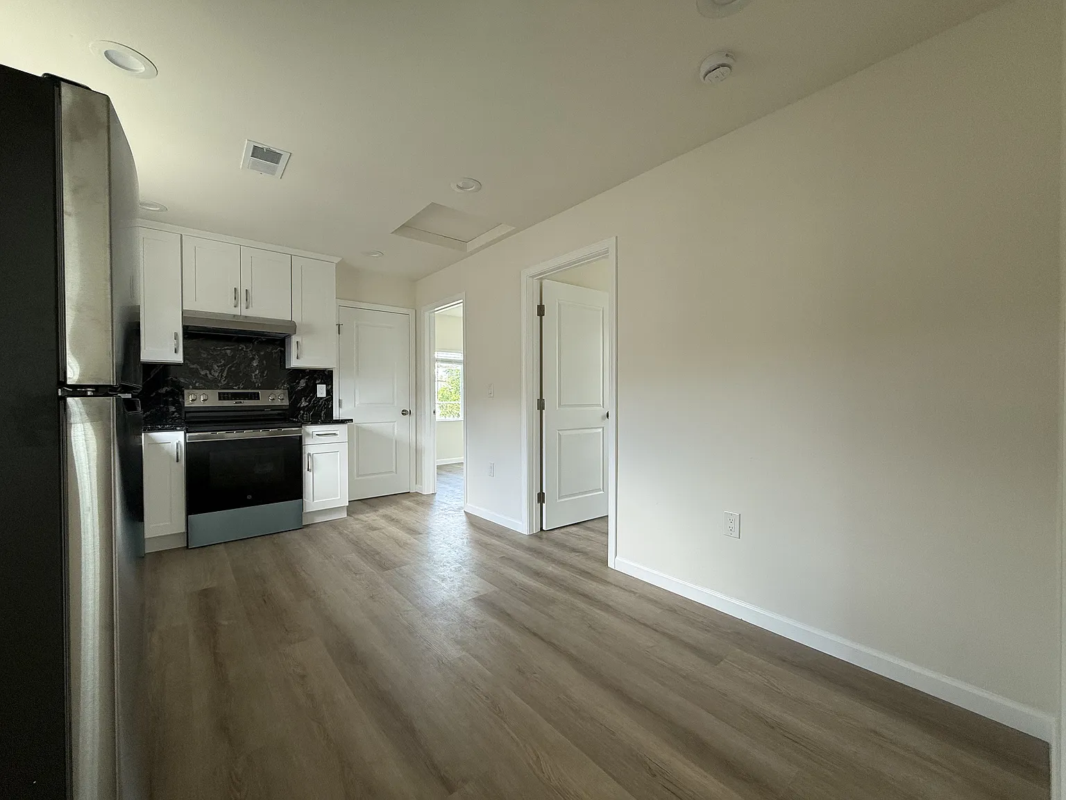 3 bed, 800 sqft, $3,200 — Photo 3