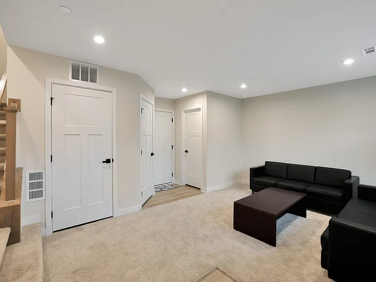 155 Canterbury Way — Photo 6