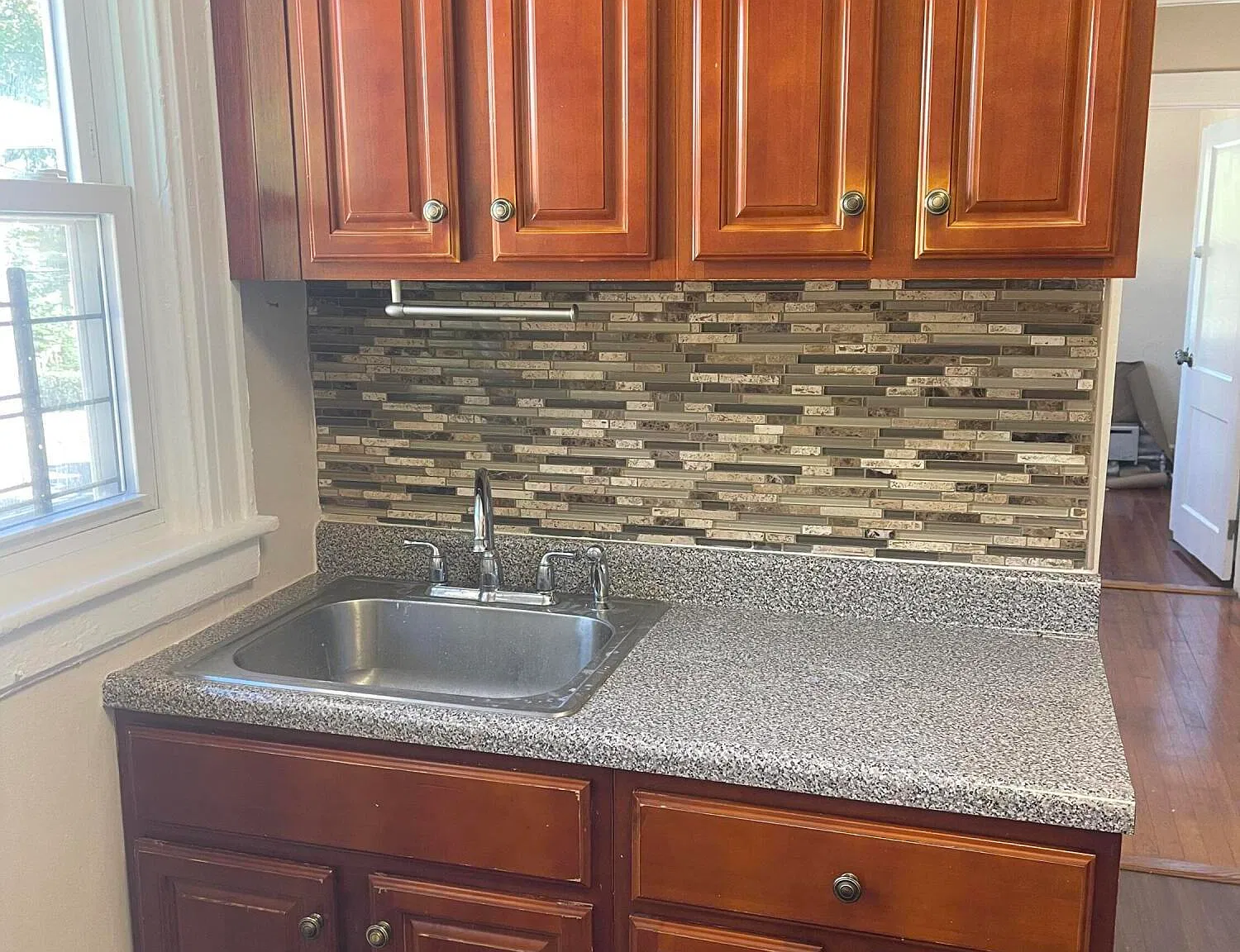 4 bed, 1.0 bath, 2504 sqft, $3,000 — Photo 4