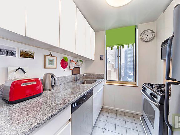3rd image of 232-236 E 47th St #35E