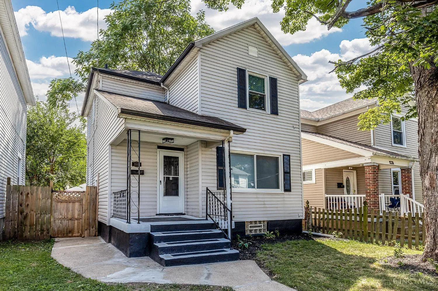 1816 Clarendon Ave photo 1