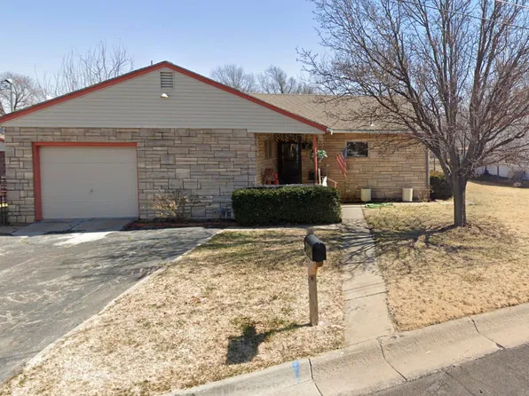 430 S 4th St, Colwich, KS 67030