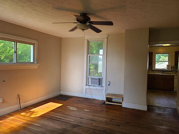 4th image of 98 S Persimmon St