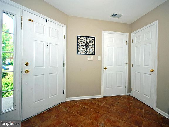 4th image of 221 Colt St
