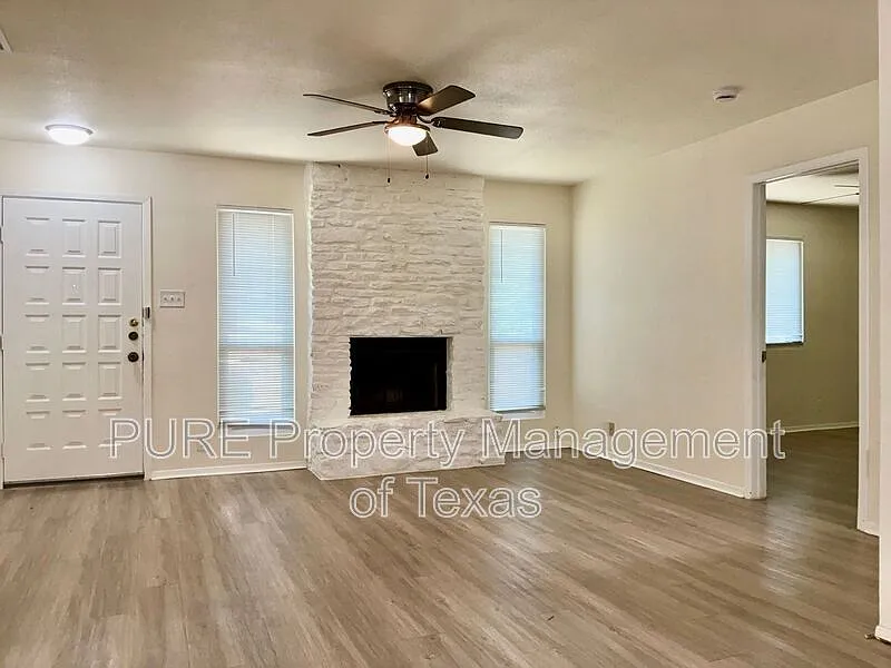 3 bed, 2.0 bath, 991 sqft, $1,400 — Photo 2