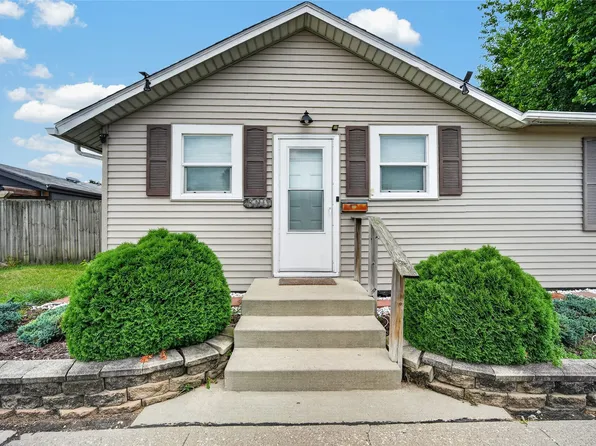 820 Maple St, West Des Moines, IA 50265