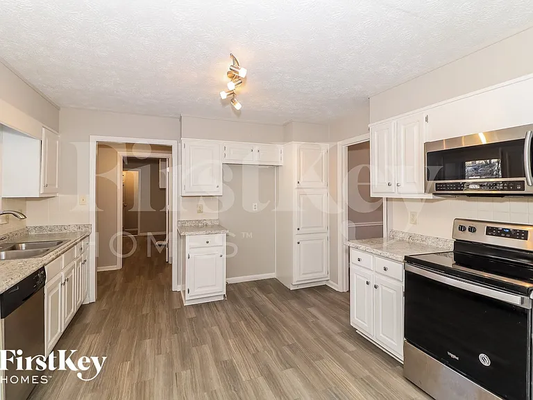 1079 Lakeview Rd — Photo 6