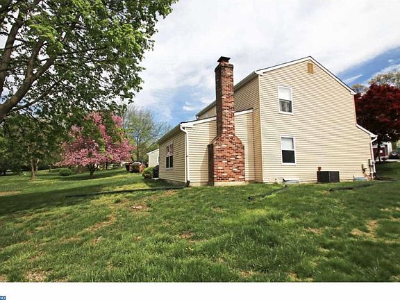 3rd image of 1661 Carlisle Ln