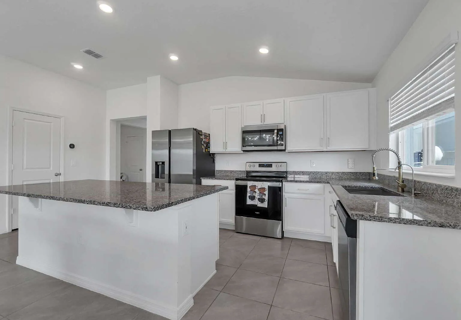 4 bed, 2.0 bath, $2,500 — Photo 4